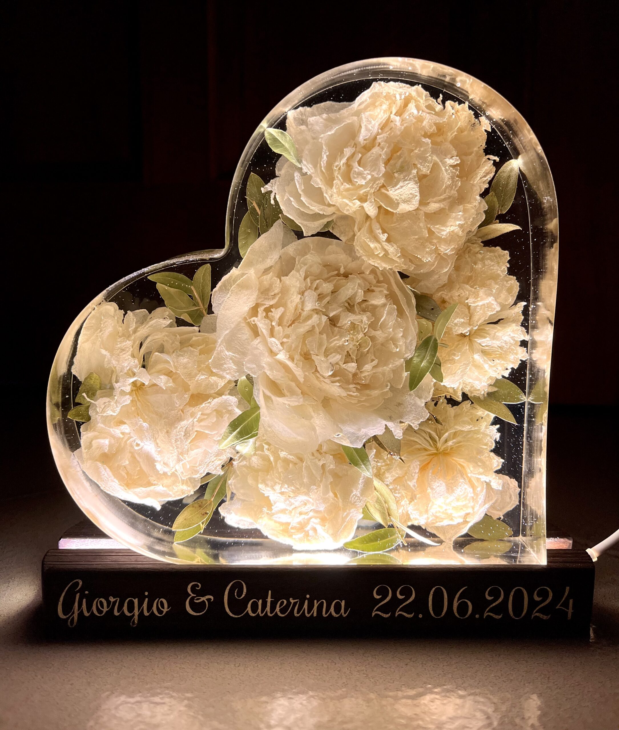 Lampada in resina con bouquet da sposa- peonie